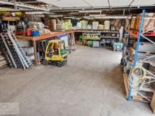 Ruim magazijn met kantoor en parking