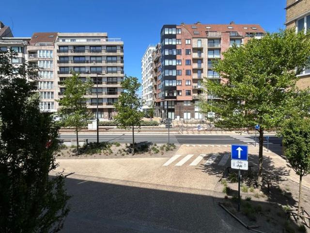 Ruim op te frissen hoekappartement vlakbij de zeedijk