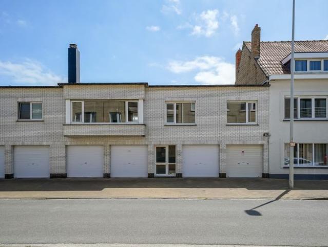Ruim appartement met 4 slpk, 2 terrassen en garage in Ooste