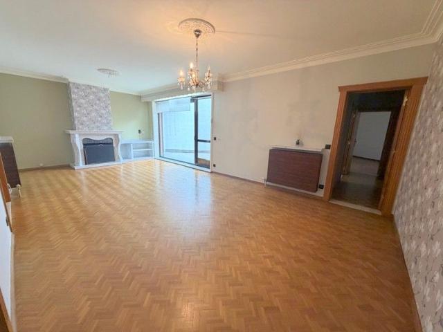 RUIM APPARTEMENT MET 3 SLAAPKAMERS BUREEL EN MOG GARAGE