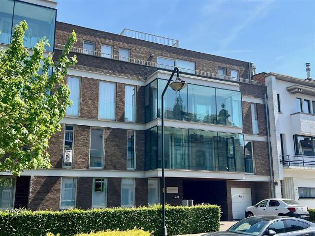 Ruim appartement met 3 slaapkamers, dakterras en garage