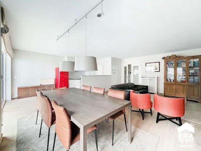 Ruim appartement met 3 slaapkamers, terras en 2 parkeerplaat