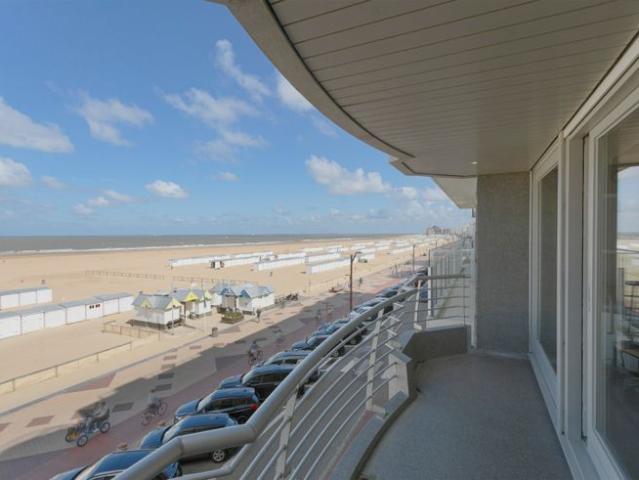 Ruim appartement met frontaal zeezicht ter hoogte van het.