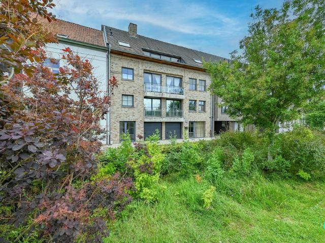 Ruim appartement met garagebox in hartje Izegem