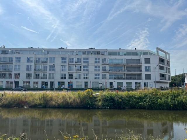 Ruim appartement aan het water met 2 aanpalende staanplaatse
