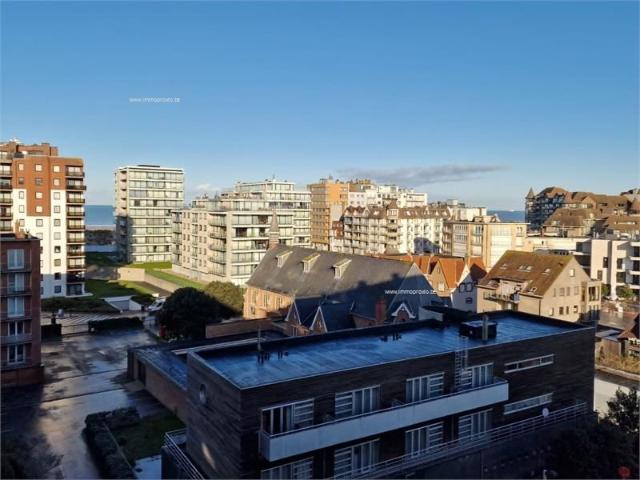 RUIM APPARTEMENT 105m2 MET 2 SLAAPKAMERS + 1 SLAAPHOEK MET ZEEZICHT GELEGEN OP DE PRACHTIGE LEOPOLD I ESPLANADE TE DE PANNE