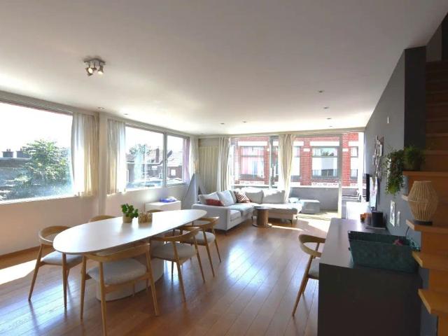 Ruim duplex appartement in hartje Rumbeke