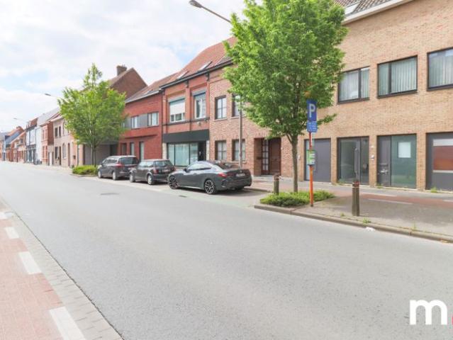 Ruim duplex appartement met handelsruimte te Heule !