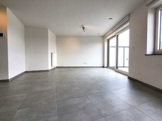 Ruim duplexappartement met 2 slaapkamers, terras en garage gelegen in het centrum van Zottegem
