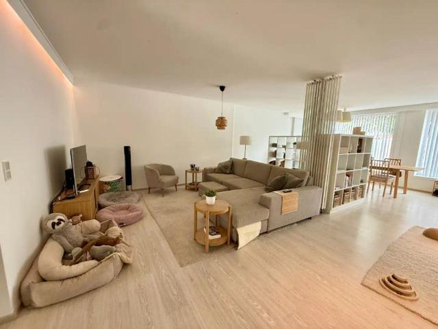 Ruim en aangenaam gelijkvloers appartement met kleine tuin achteraan