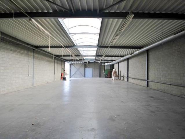 Ruim en functioneel magazijn op toplocatie in Sint Truiden