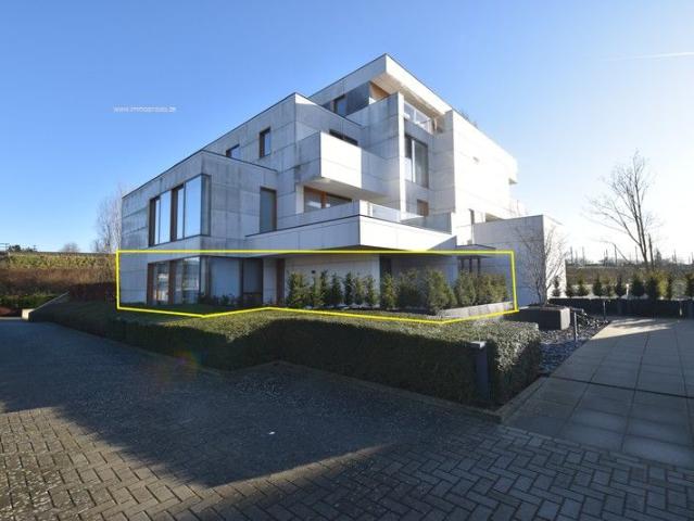 Ruim en Luxueus Gelijkvloers Appartement met Tuin en Twee Terrassen