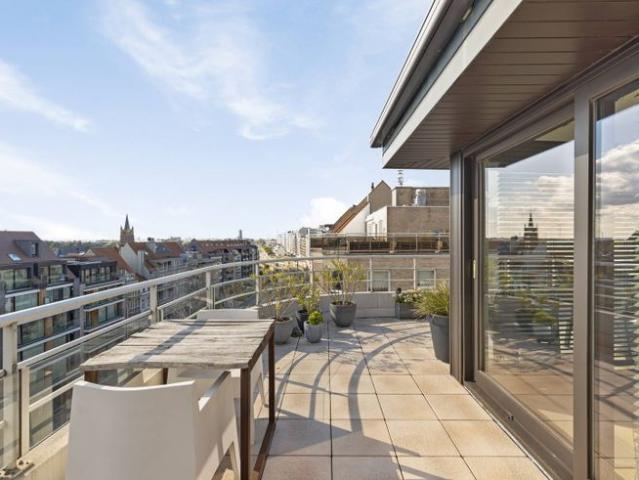 Ruim en lichtrijk hoekappartement te koop in Knokke Heist