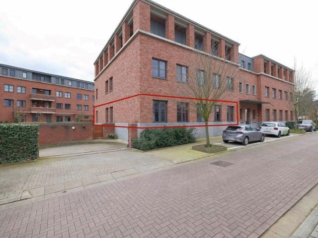 Ruim en stijlvol gelijkvloers appartement met prachtige tui