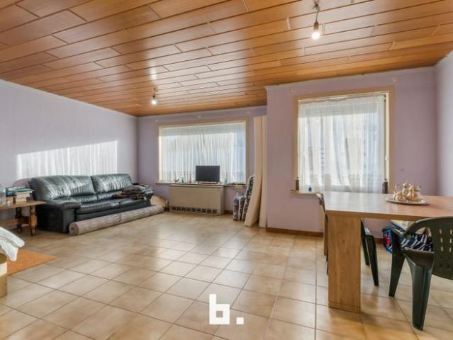 Ruim gelijkvloers appartement met aanpalende garage – Een u