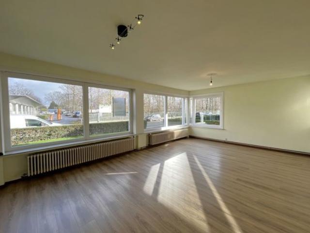 Ruim gelijkvloers appartement met garage