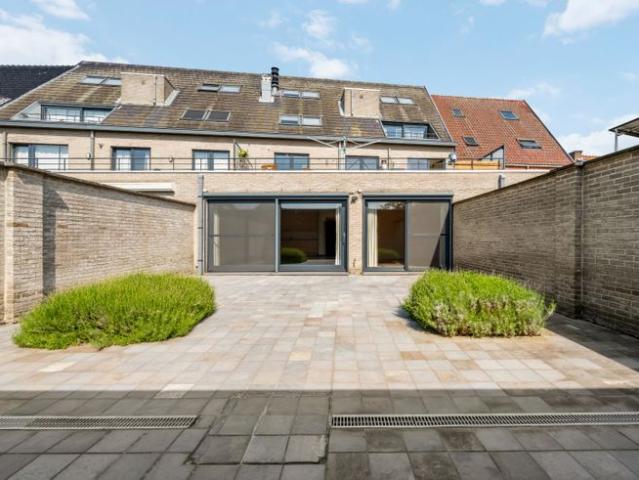 Ruim gelijkvloers appartement met groot terras en garage