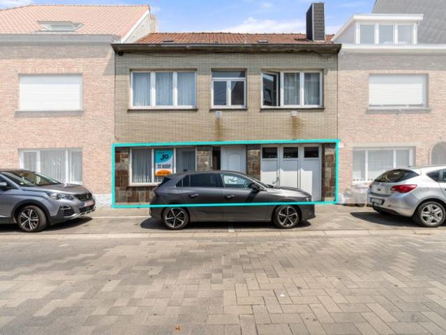 Ruim gelijkvloersappartement met grote garage, terras en.