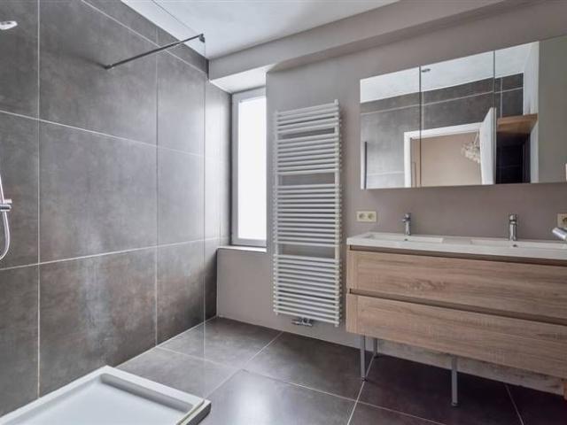 Ruim gerenoveerd 2 slpk appartement met tuin op rustige ligg