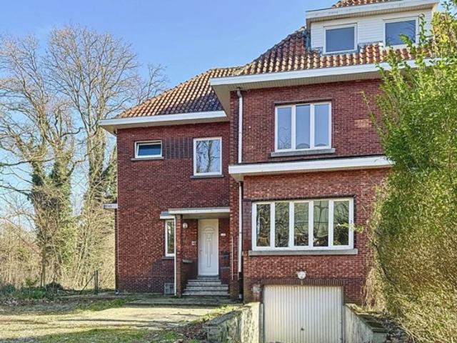 Ruim huis met 4 slaapkamers,tuin en garage. Vlakbij centrum