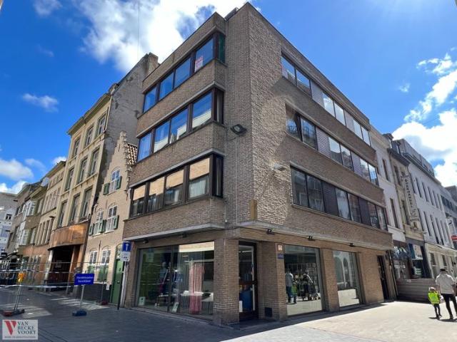 Ruim hoekappartement met zicht op centrale pleinlocatie