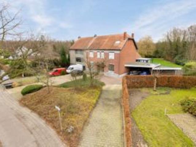 Ruim ingedeelde woning met 4 slpks op een mooi perceel van