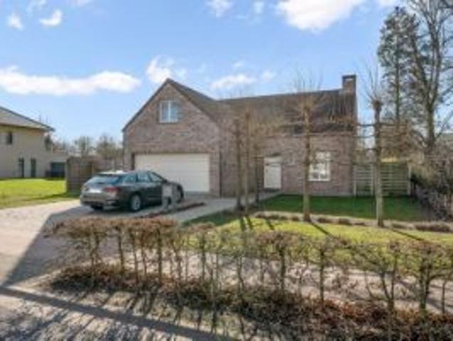 Ruim ingedeelde volledig onderkelderde woning met oa 4 slpk