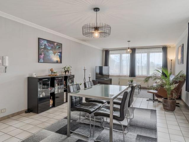 Ruim instapklaar appartement met groot terras en twee sla.