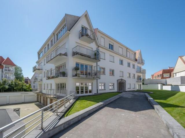 Ruim lichtrijk hoekappartement in het Zoute dichtbij de w.