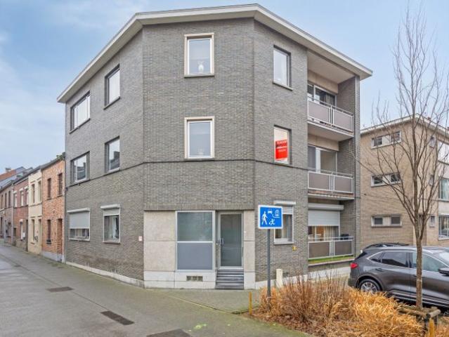 Ruim twee slaapkamer appartement met uitzicht op het stad.