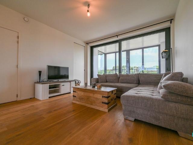 Ruim tweeslaapkamer appartement met zicht op het water
