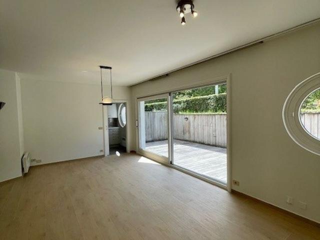Ruim tweeslaapkamerappartement met terras op wandelafstand van het strand in Duinbergen