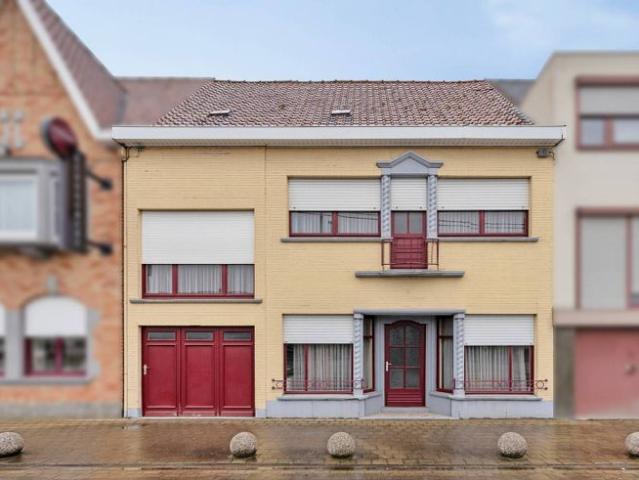 Ruim te renoveren huis met 3 kamers te koop in Beveren Leie