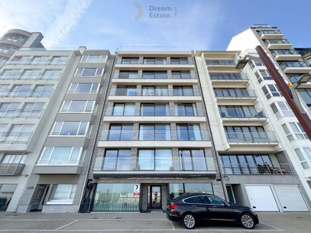 Ruim vakantie appartement met frontaal zeezicht in Heist.