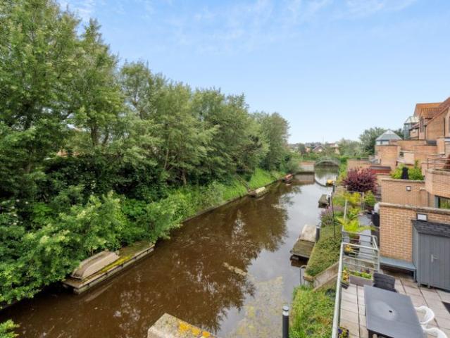Ruim vier slaapkamer appartement met zongericht terras en.