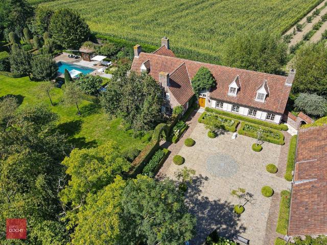 Ruim villa landhuis met zwembad en poolhouse