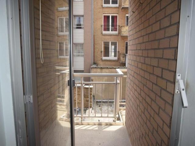 RUIM VOLLEDIG GERENOVEERD DOORLOOP 1 SLAAPKAMER APPARTEMENT
