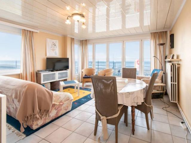 Ruim 2 slaapkamer appartement te koop met frontaal zeezicht!