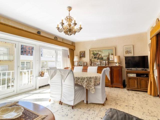 Ruim 3 kamer appartement in zijstraat van zeedijk