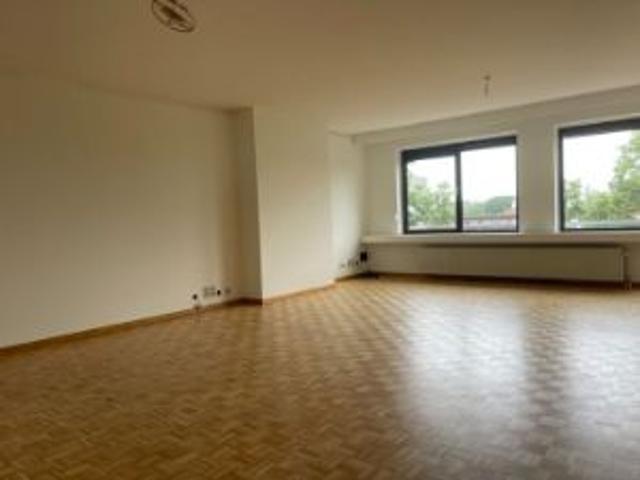 Ruim 3 slaapkamer appartement in hartje Brasschaat