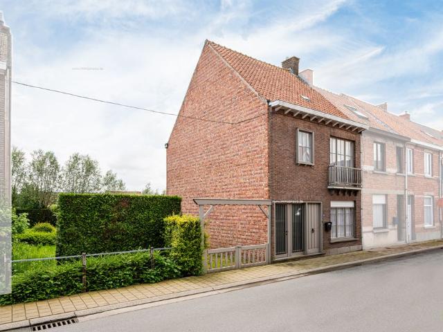 Ruime te vernieuwen woning op een gunstige ligging te Eeklo!