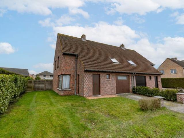 Ruime te renoveren gezinswoning met 3 slpk te Aartrijke