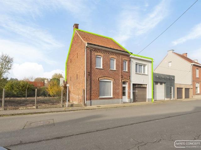 Ruime te renoveren gezinswoning met garage in Anzegem