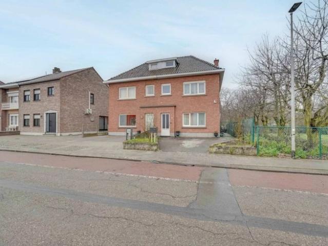 Ruime, te renoveren halfopen woning