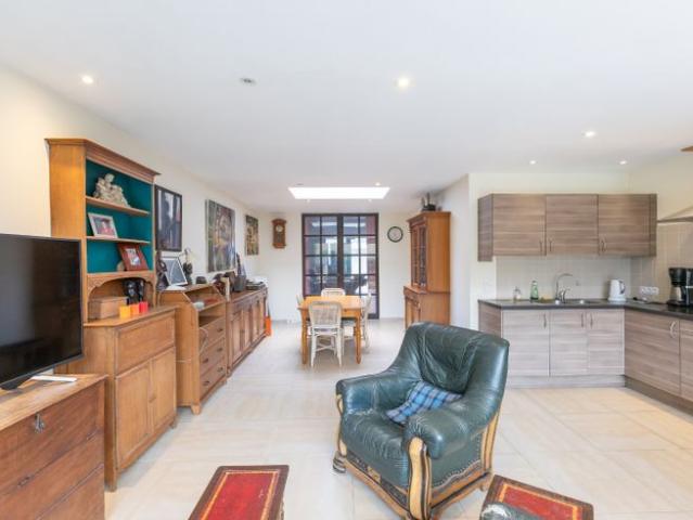 Ruime te renoveren woning met zonnige tuin en tal van mog.