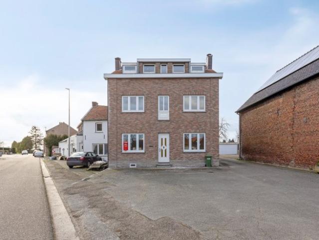 Ruime, te renoveren, woning met grote garage in Gingelom