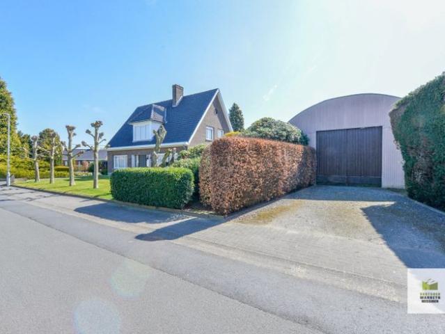 Ruime te renoveren villa met 4 slaapkamers en loods op 1696