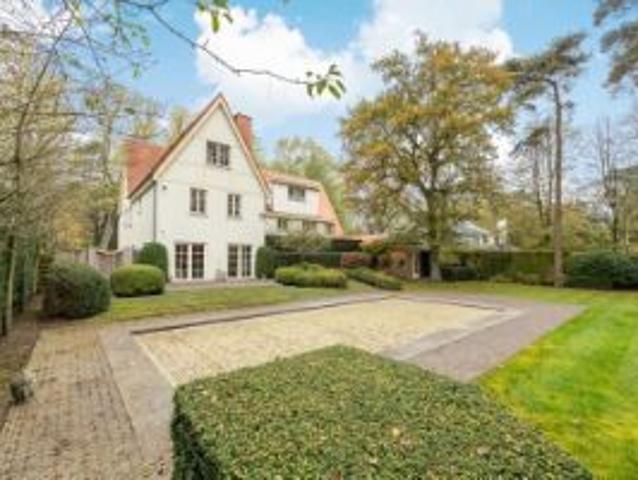 RUIME VILLA IN EEN UITERST RUSTIGE LEI TE KONINGSHOF