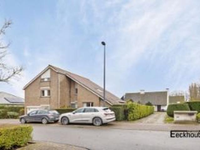 Ruime villa met 4 slaapkamers en grote tuin op gunstige loc