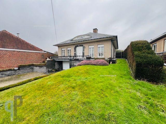 Ruime villa met loods